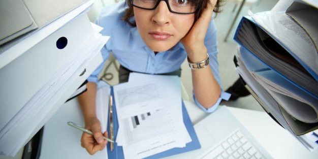 face-close-up-stressed-woman_1098-942