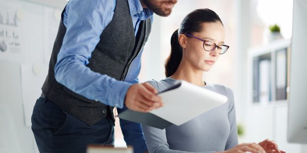 managers-working_1098-15721