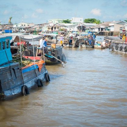 mekong-floating-market_1385-3113