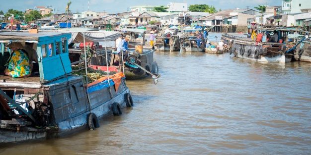 mekong-floating-market_1385-3113