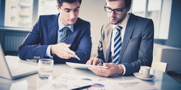 executives-reviewing-last-report_1098-4017