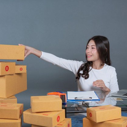 men-women-are-helping-pack-boxes_1150-8232