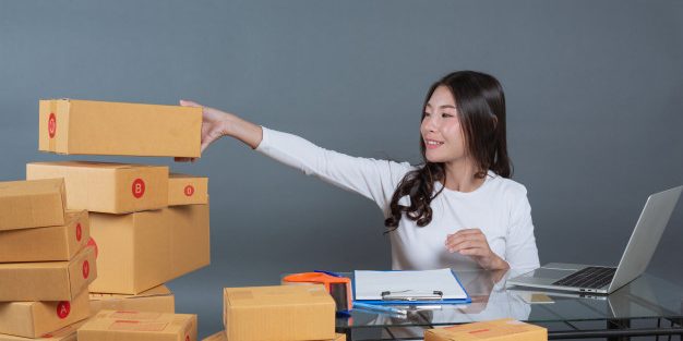 men-women-are-helping-pack-boxes_1150-8232